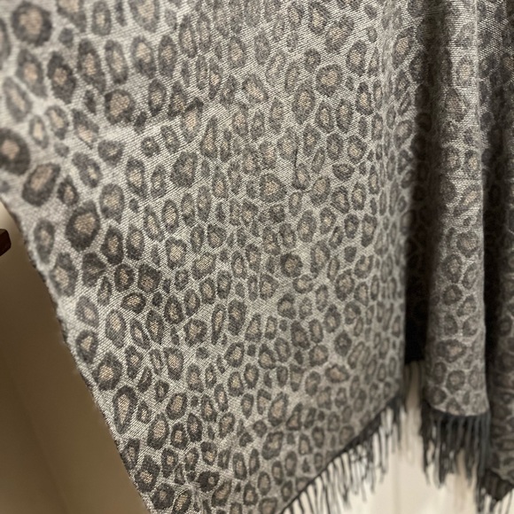 Woolrich Leopard Print Cozy Blanket Poncho Wrap One Size - Picture 7 of 9